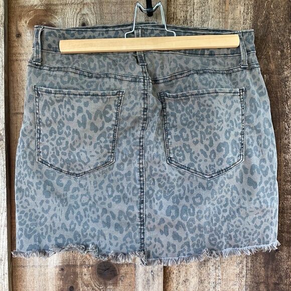 Mudd Flx Stretch Raw Hem Animal Print Mini Skirt - Picture 4 of 7